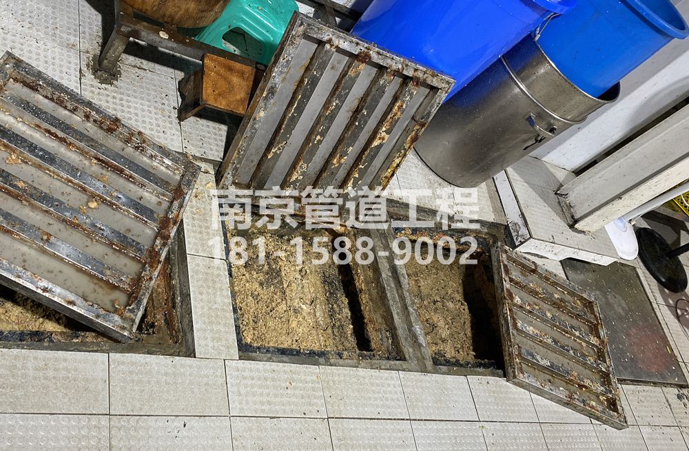 278永阳城管中队食堂隔油池清理